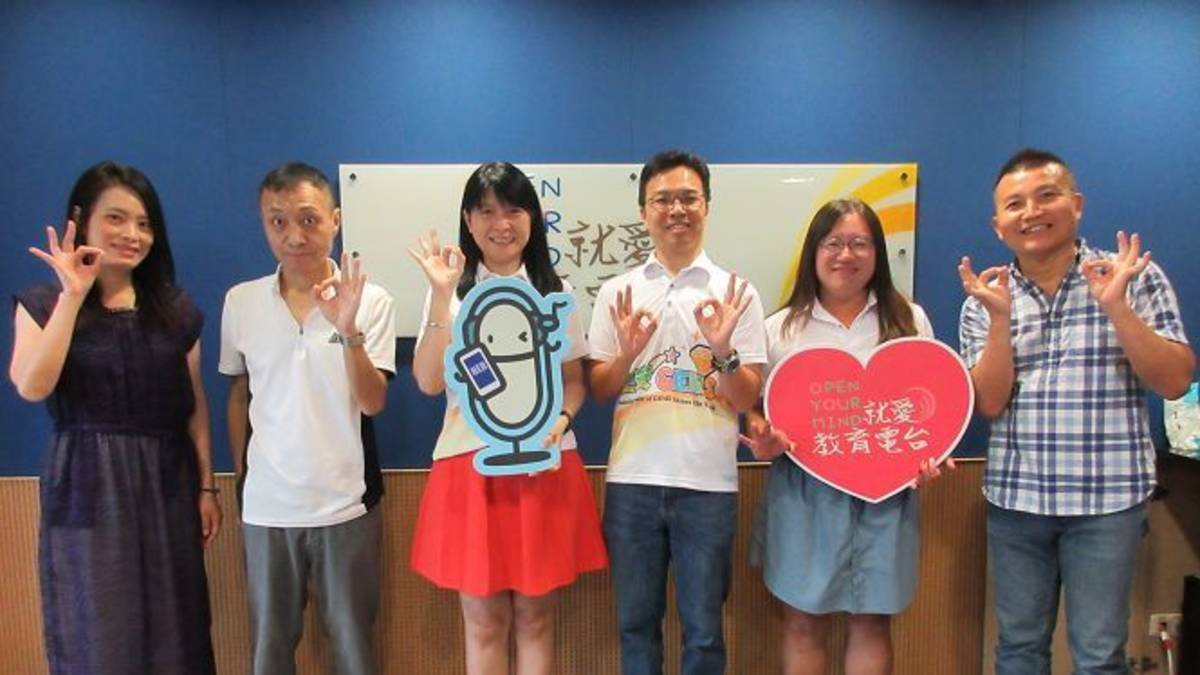 左起 節目主持人（臺中市北區太平國民小學 陳奕蓁主任、臺中市烏日區九德國民小學退休教師 馮寬德（趙翔））來賓（臺中市西屯區上安國民小學 陳華玲校長、臺中市西屯區上安國民小學 蘇子傑主任、臺中市西屯區上安國民小學 蔡宜倩主任）教育電台常罡。
