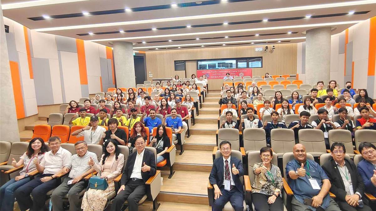 2025亞太青年科學家會議於中原大學登場，來自十餘國近百位師生展開科學與文化交流。(中原大學提供)