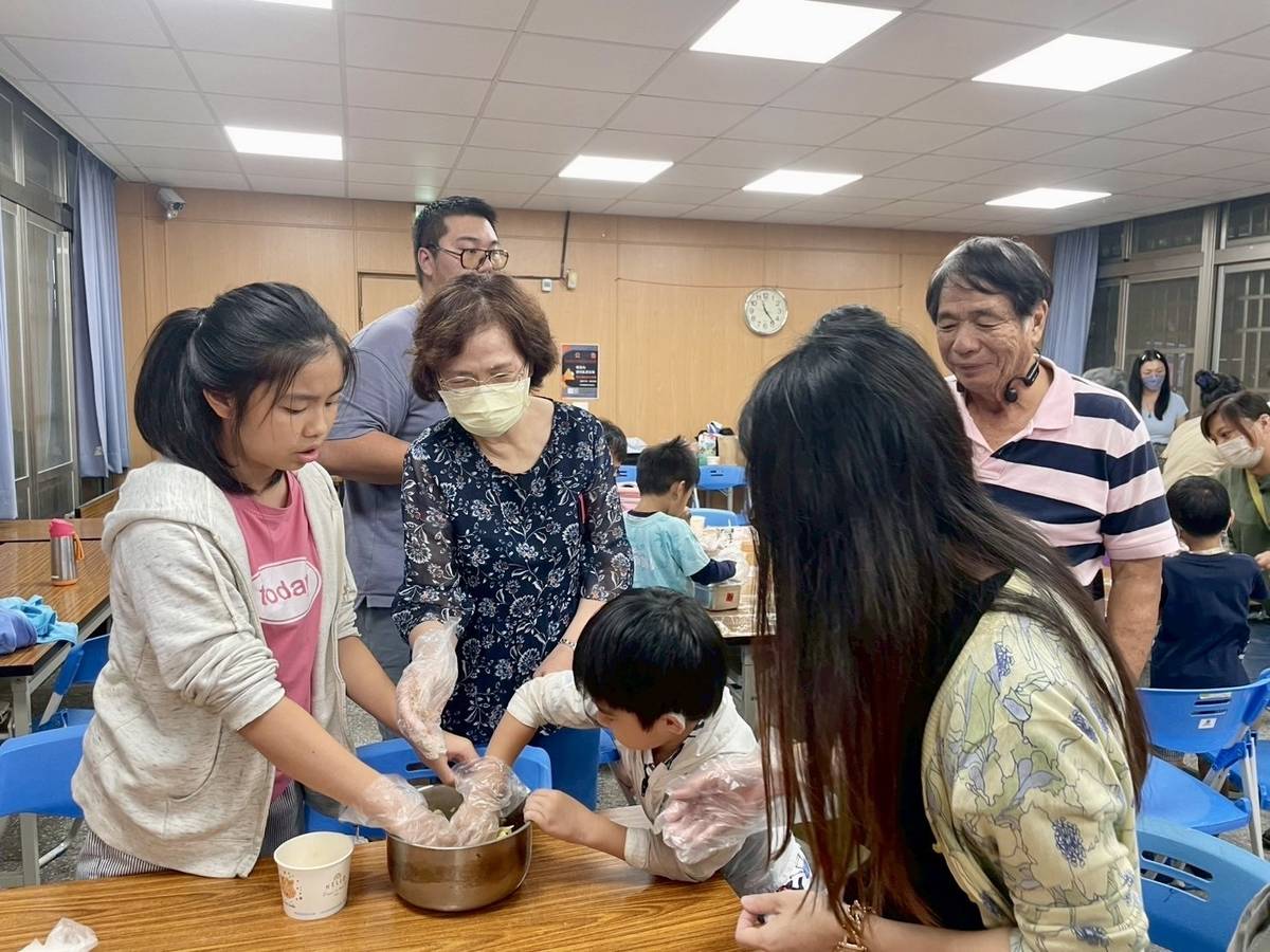 臺東縣家庭教育新體驗 臺東縣救國團邀親子共煮共學