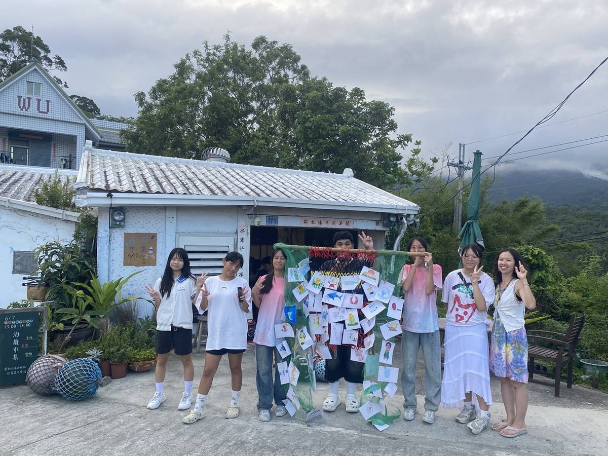 海廢滔滔工作室與海洋創作社的孩子於海廢市集合影 (教育部提供)
