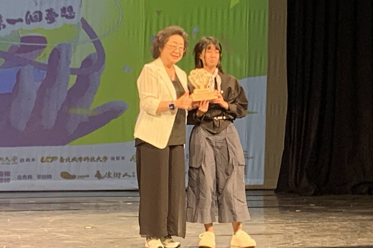 監察委員范巽綠(左)頒發「最佳舞台監督獎」給得獎同學 (記者攝)