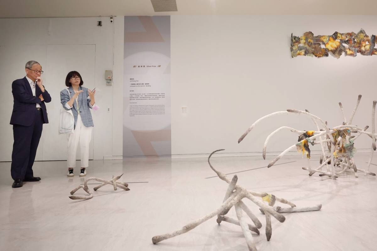 文化部長李遠參觀「114年全國美術展」，圖中為綜合媒材類銀牌獎—賴晟浩〈一個網路上看到的災難—建築物〉 (文化部提供)