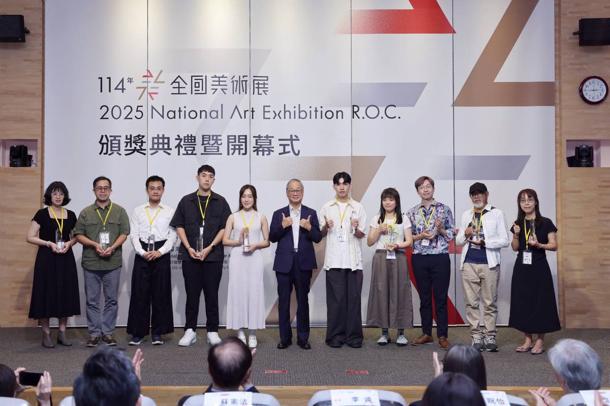 文化部長李遠（中）頒發「114年全國美術展」金牌獎予得獎者並合影 (文化部提供)