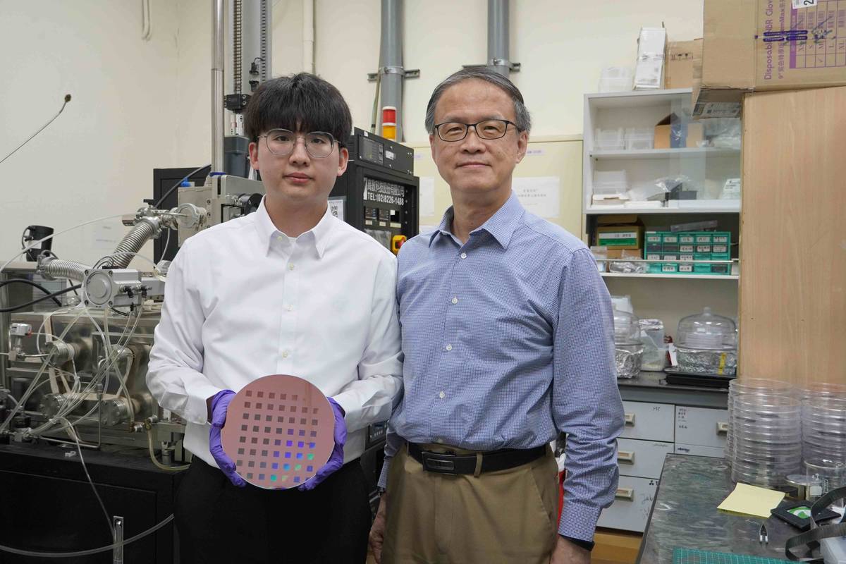 臺科大近期成功開發全球首創的「菱形金屬奈米管陣列」，能強化拉曼散射訊號，提升分子檢測速度與靈敏度，進而從樣本中偵測到微量的癌細胞或農藥殘留等。(左起)研究團隊成員王鈞廷、材料系教授朱瑾。(臺科大提供)