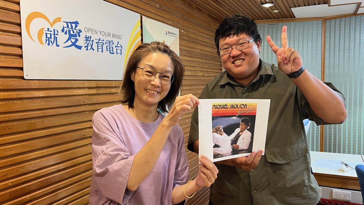 圖右為高雄市鎮港園社區大學英文老師Mark