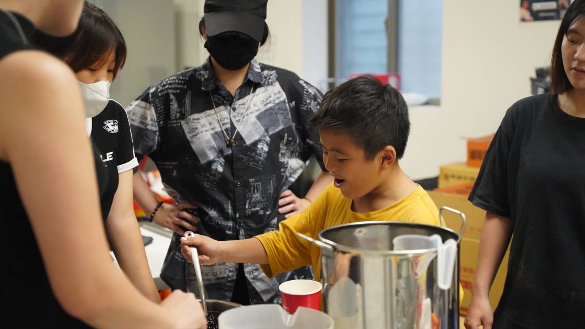 微光盒子的就業培力志工在假日午後陪著孩子體驗餐飲製作課程（照片提供：微光盒子）