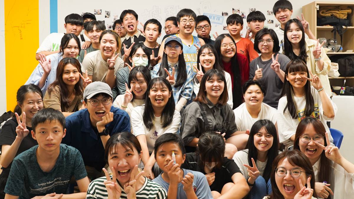 2025年微光盒子搬遷到新據點繼續陪伴孩子們，圖為微光盒子的創辦人之一蕭羣諭(照片中上藍色背心者)和組織的正職員工、志工群和孩子們，在舊據點留下身影，也為過去7年的互動回憶和故事寫下句點（照片提供：微光盒子）