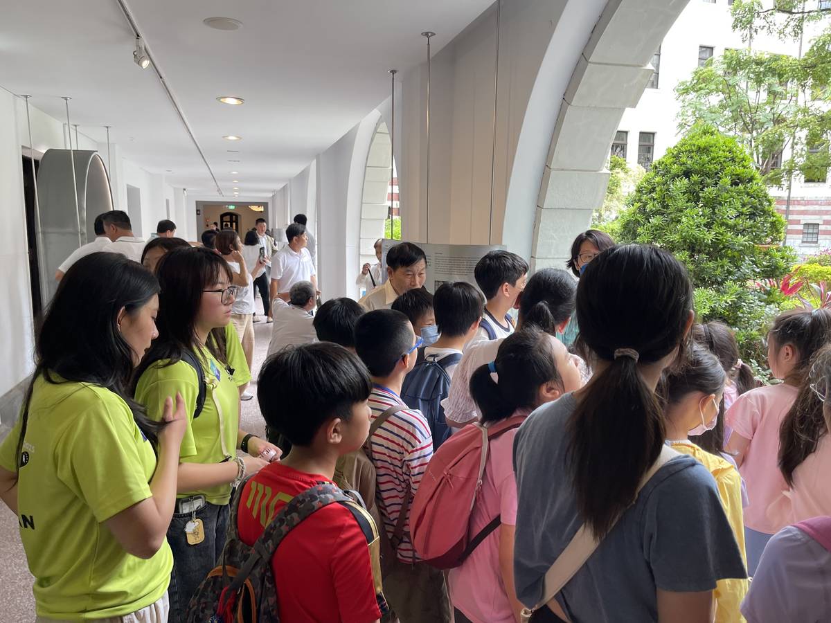 國際志工與南門國小師生參觀總統府
