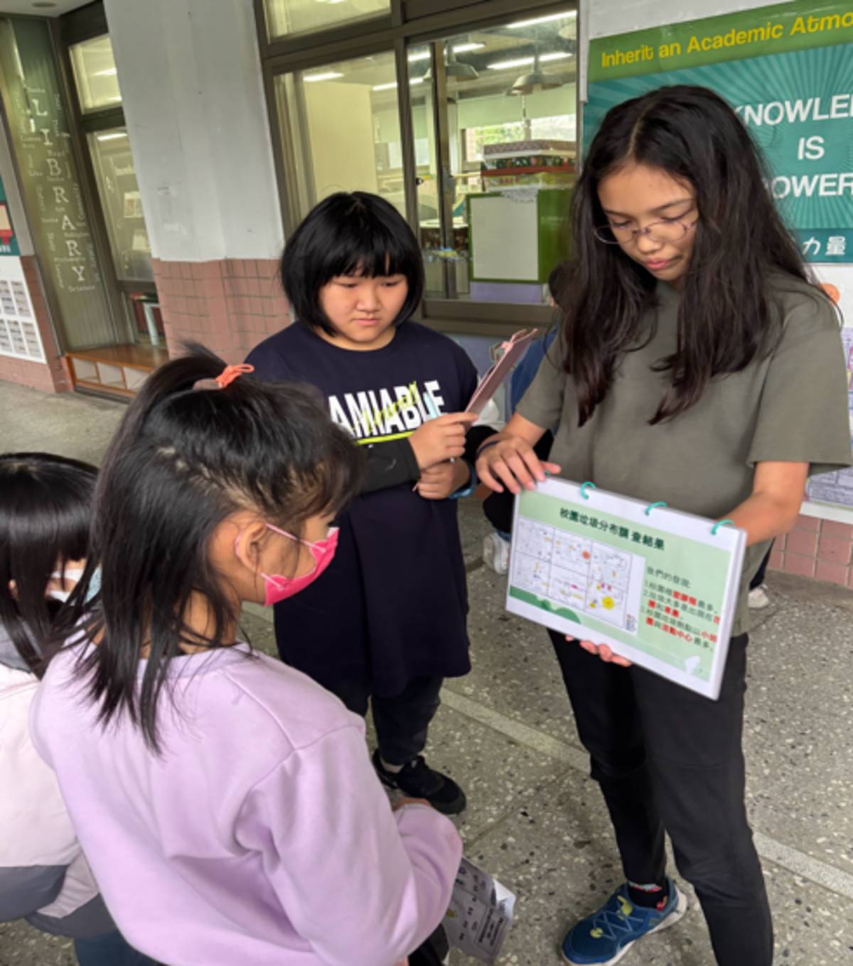 建樂社學生向其他同學進行垃圾減量宣導