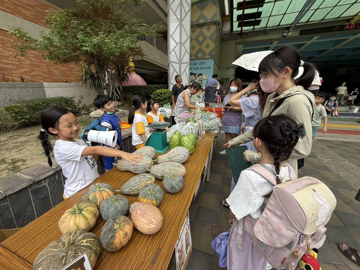 建德國小學生義賣蔬果，為浪貓大白籌募眼部手術費用