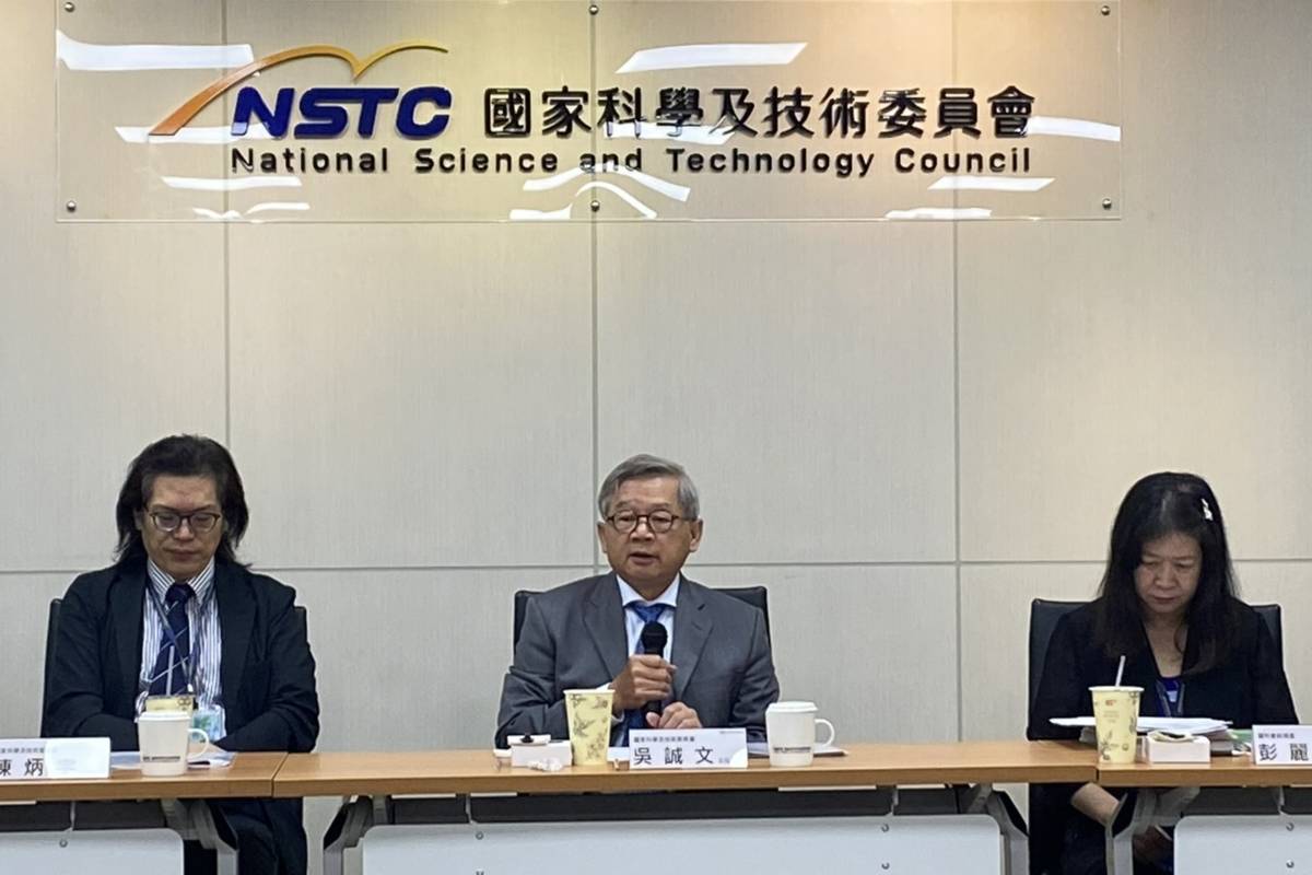 國科會主委吳誠文今天（29日）公開表示，對此行為嚴厲譴責，未來學術研究會修正新的倫理守則，並針對各領域學門狀況進行全盤檢討，並強調國科會已啟動調查，最遲將於9月中公布調查結果，必要時不排除追回補助經費。(記者拍攝)