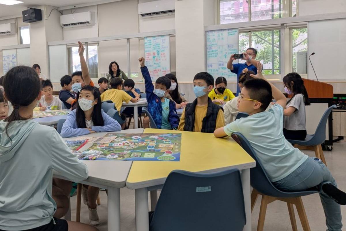 桌遊配合社會領域課程，引導學生認識水資源跟海洋生態，並透過互助合作，啟動運算思維