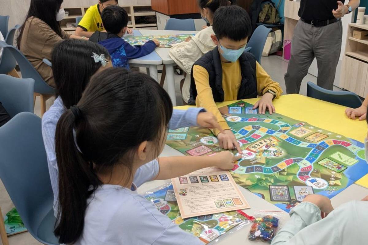 學生透過桌遊了解家鄉淡水河系的產業和休閒等相關知識，培育知海素養和愛海情懷