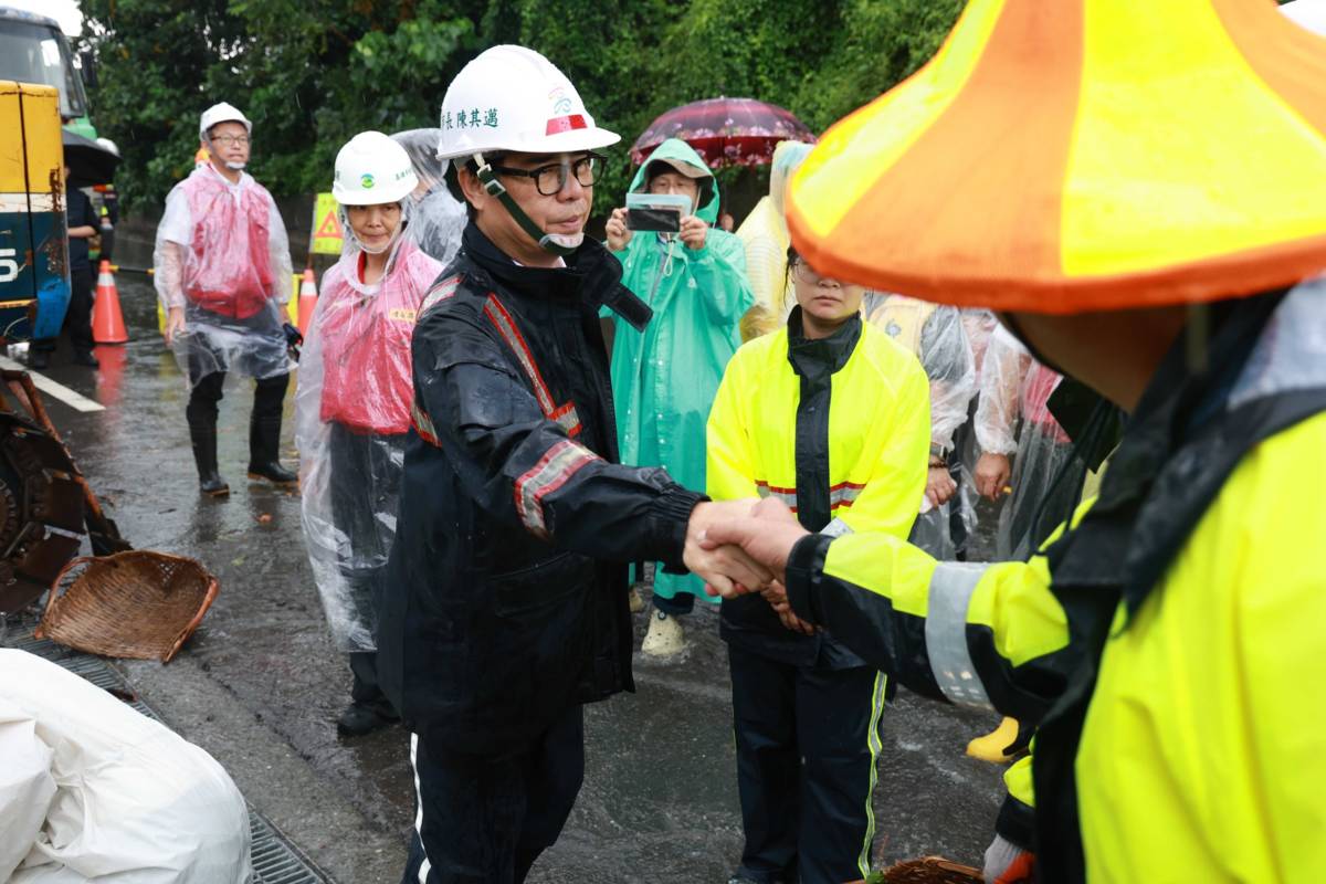 陳其邁視察沿海地區 提醒市民避免進入山區登山、露營
