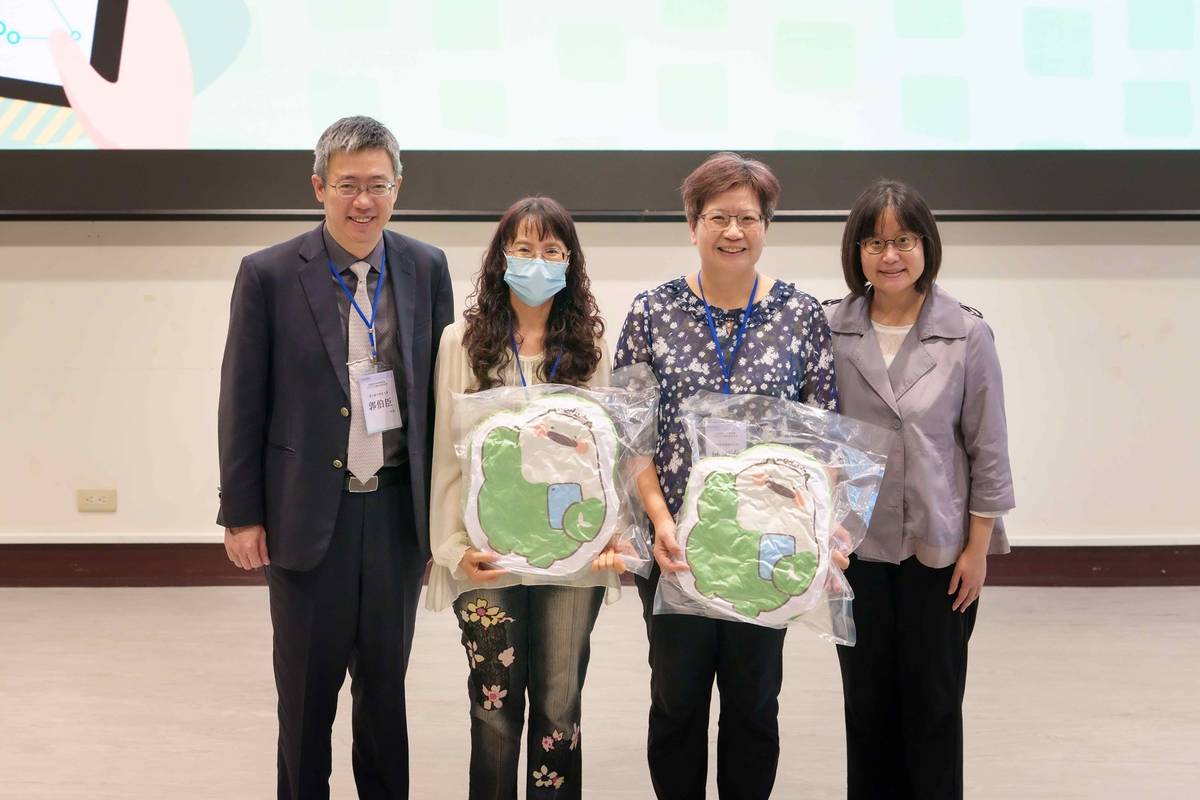 基地學校教師分享參與計畫心得後與教育部劉鳳雲專門委員、臺中教育大學郭伯臣校長合影