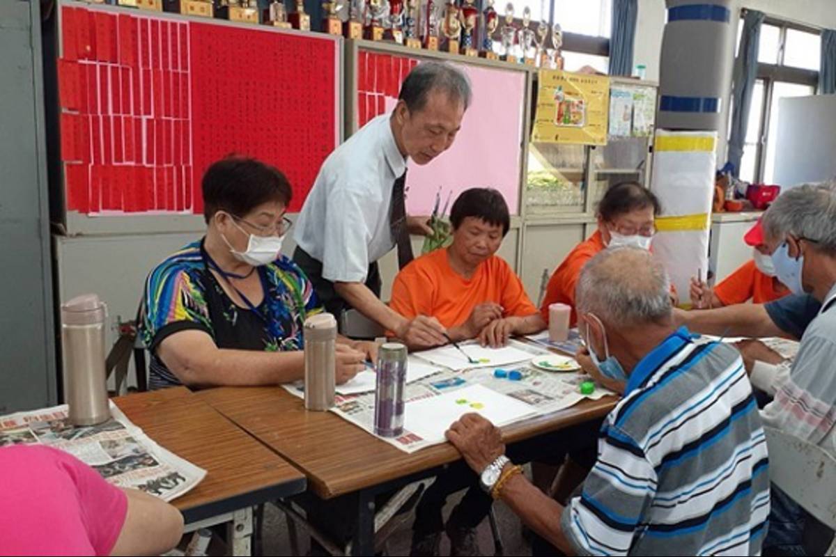 沙鹿區鹿峰國小退休校長紀肇聲