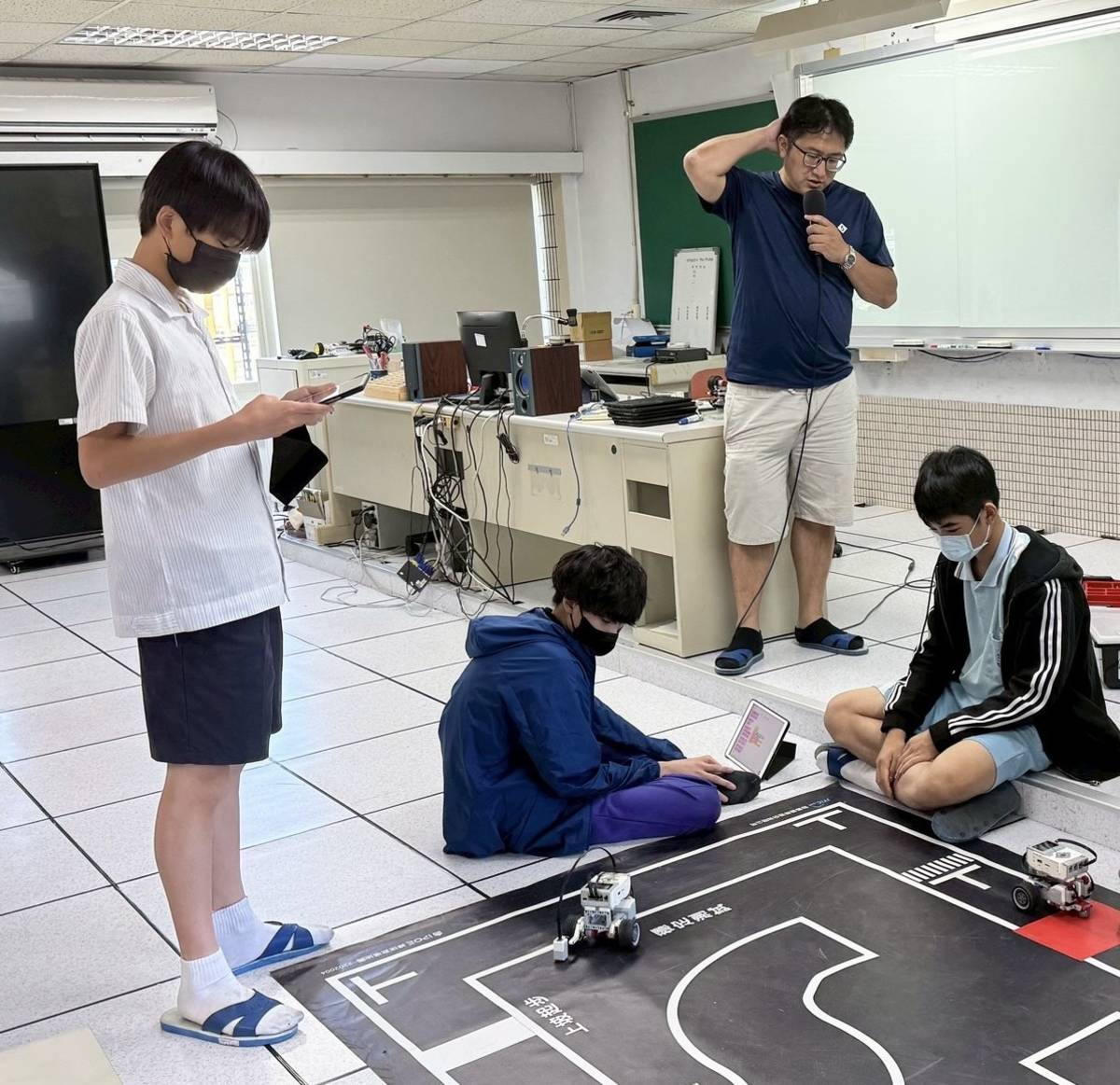 內湖高工「機器人營隊」對應資訊群與電機電子群，涵蓋自動控制、邏輯設計與跨領域程式應用