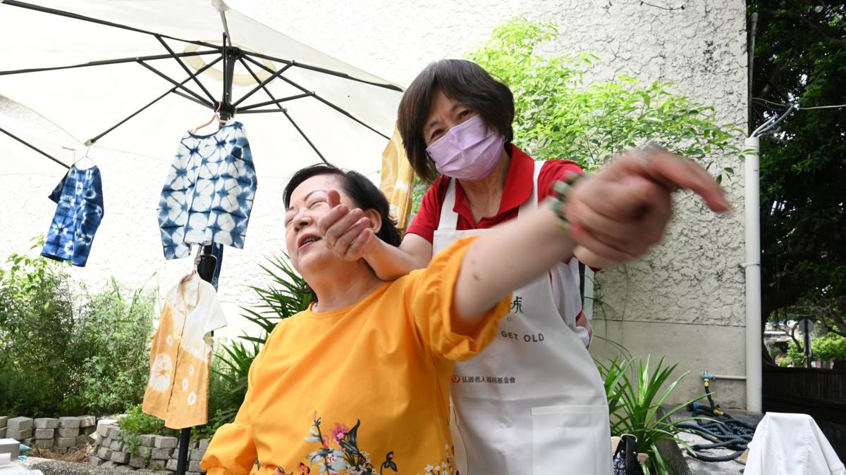 「不老攤主」梁明月開設的明月肩頸按摩