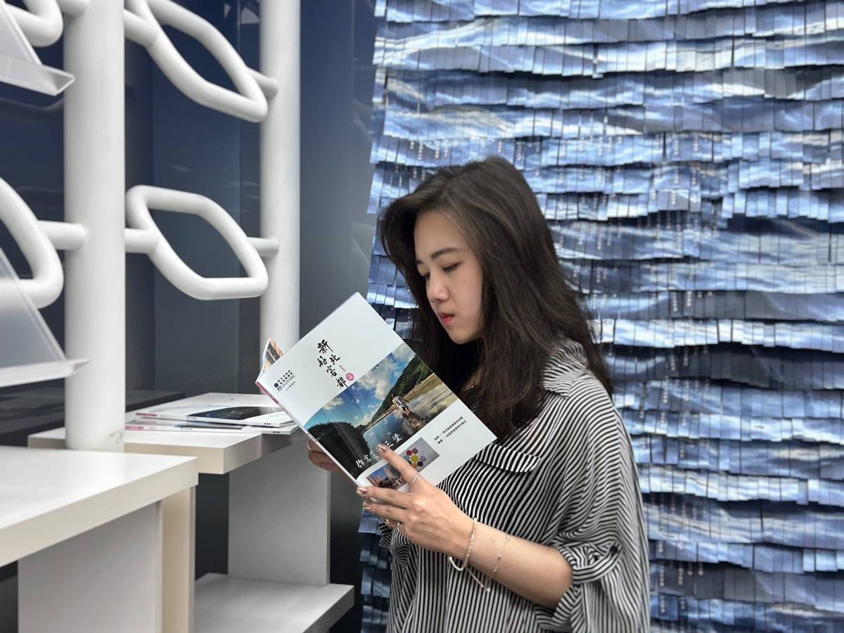 以「在書海裡看見客家」為設計理念，結合新北客家的歷史及工藝，打造一個沉靜的閱讀場所