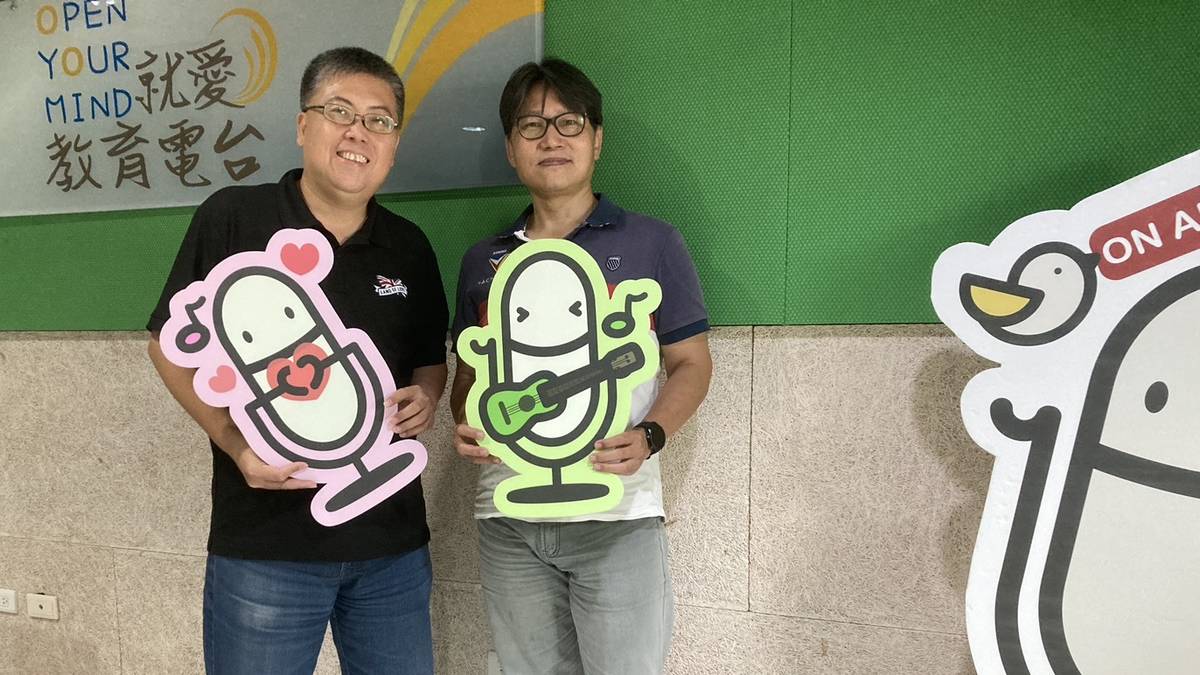 楊家裕主秘與主持人於電台合影