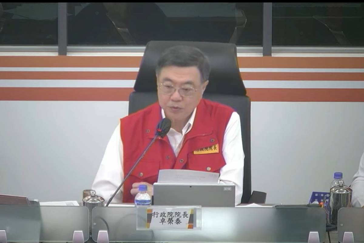 行政院長卓榮泰指示各部全力協助救災與復原重建工作 (取自應變中心Youtube)
