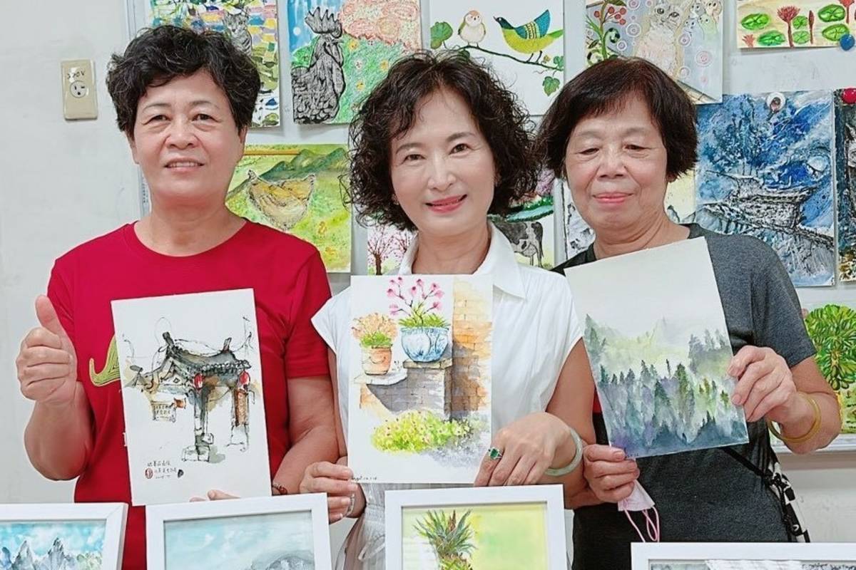 中間展出學員蔣靜華與看展的親友.jpg