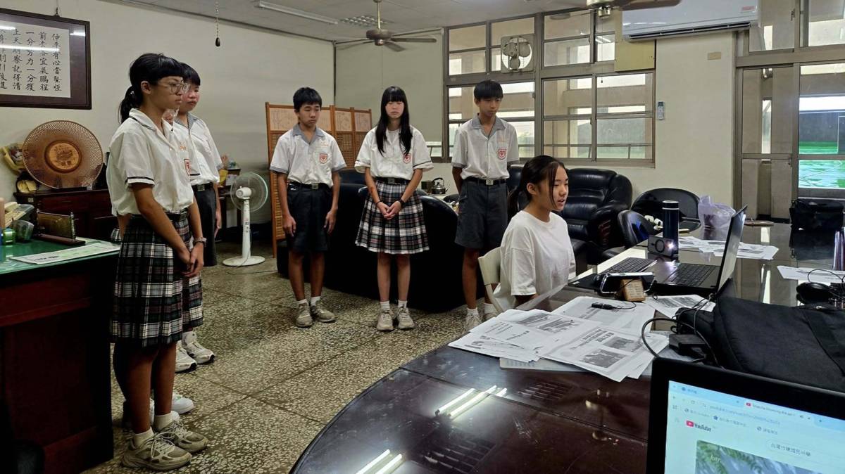 學生以英語介紹集集車站模型（圖源：竹塘國中）