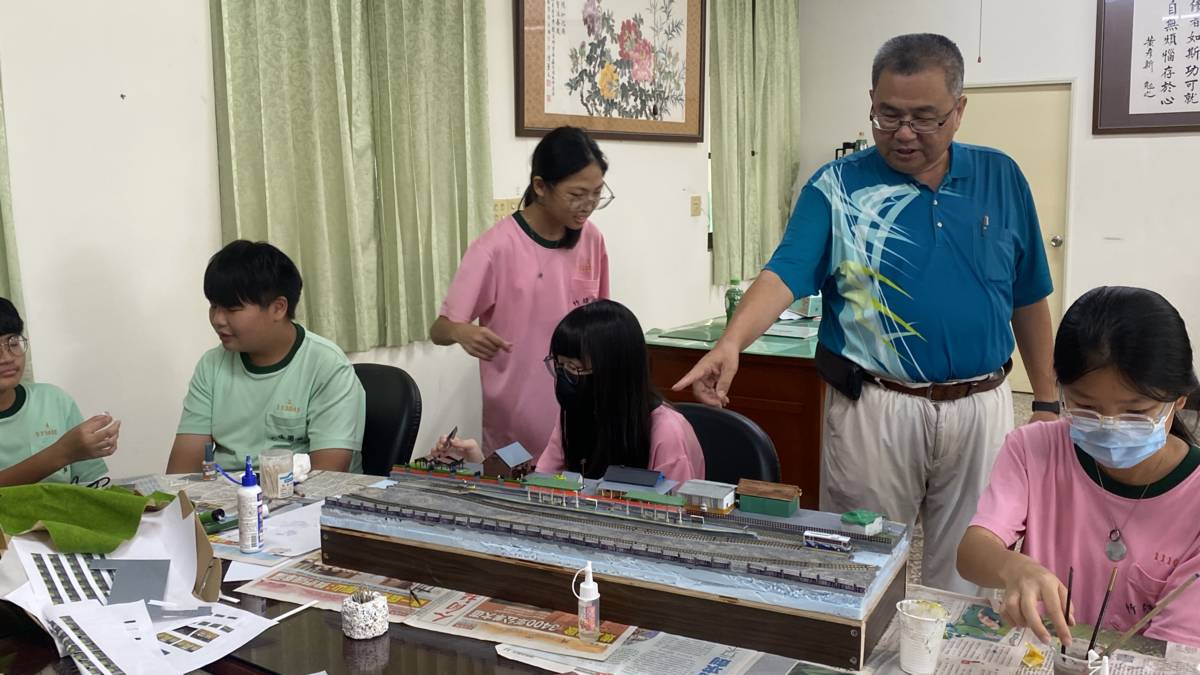 校長黃仲平指導學生製作模型（圖源：竹塘國中）