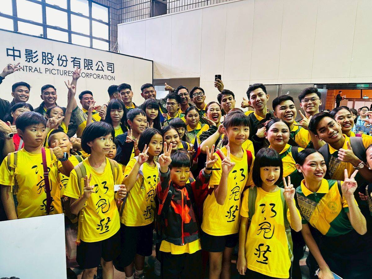 菲律賓民答那峨大學合唱團學生大朋友與巧宛然團員熱情合影