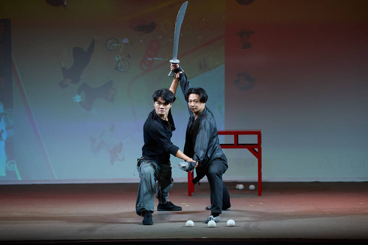 合作社《前方有三岔路口》京劇跟馬戲表演者同台競技(左起：林乘寬、林益緣)(傳藝中心提供)