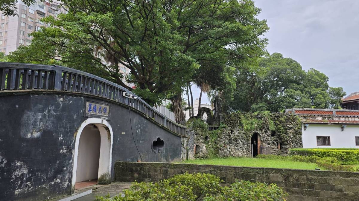 橫虹臥月位居全園樞紐，將全園分割成前後兩大區域，使遊園者不致一眼望穿園的後半部，具視覺層次與隱蔽效果