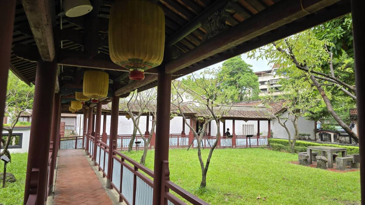 香玉簃前賞花處
