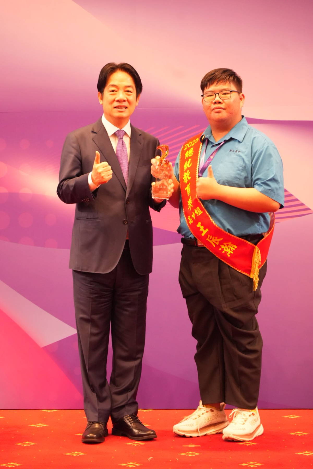 基隆高中王辰瀚同學樂觀又熱心，不受貧窮所限制，獲頒總統教育獎。(教育部提供)
