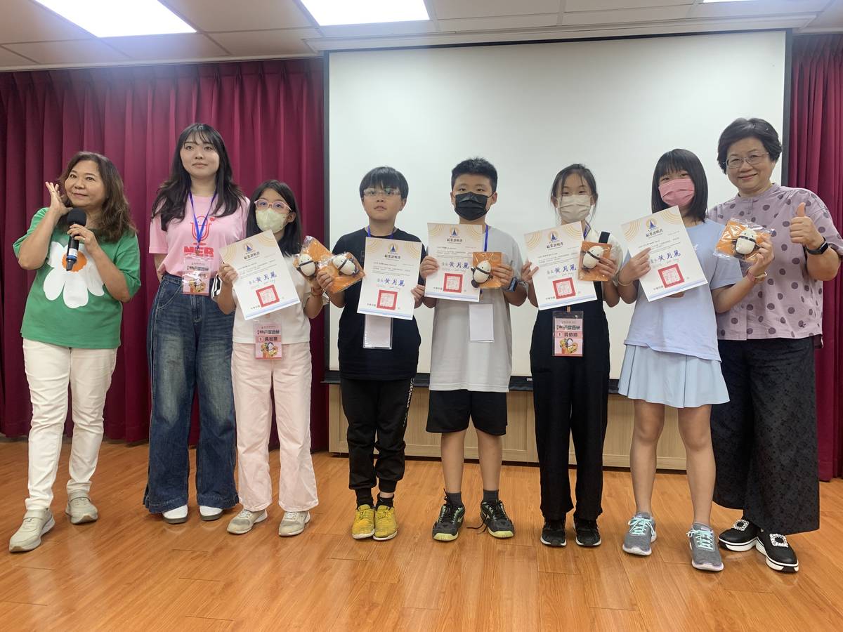 教育電臺黃月麗臺長(右1)頒發結業證書給學員們 (記者攝)