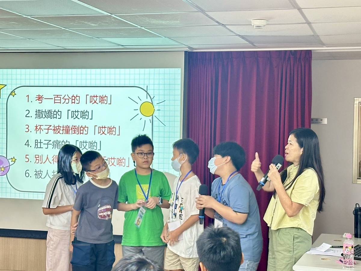 「小茱姊姊」施賢琴老師(右1)帶領學員用聲音表達情緒 (教育電臺提供)