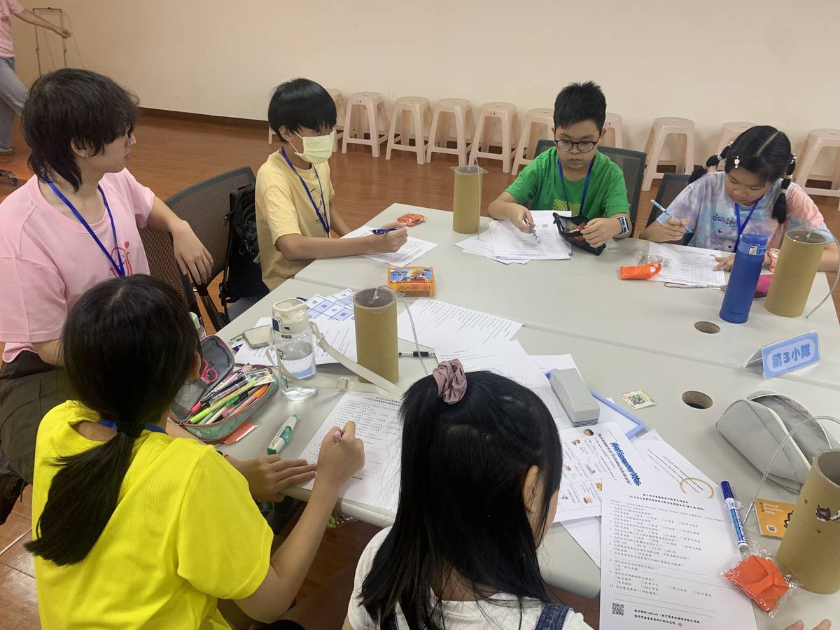 學員們手作雷聲筒 (記者攝)