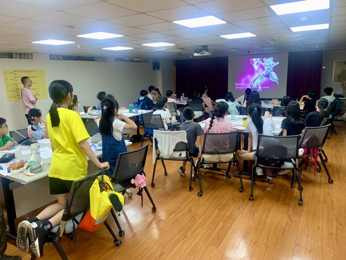 學員們在遊戲中寓教於樂學習英語 (記者攝)