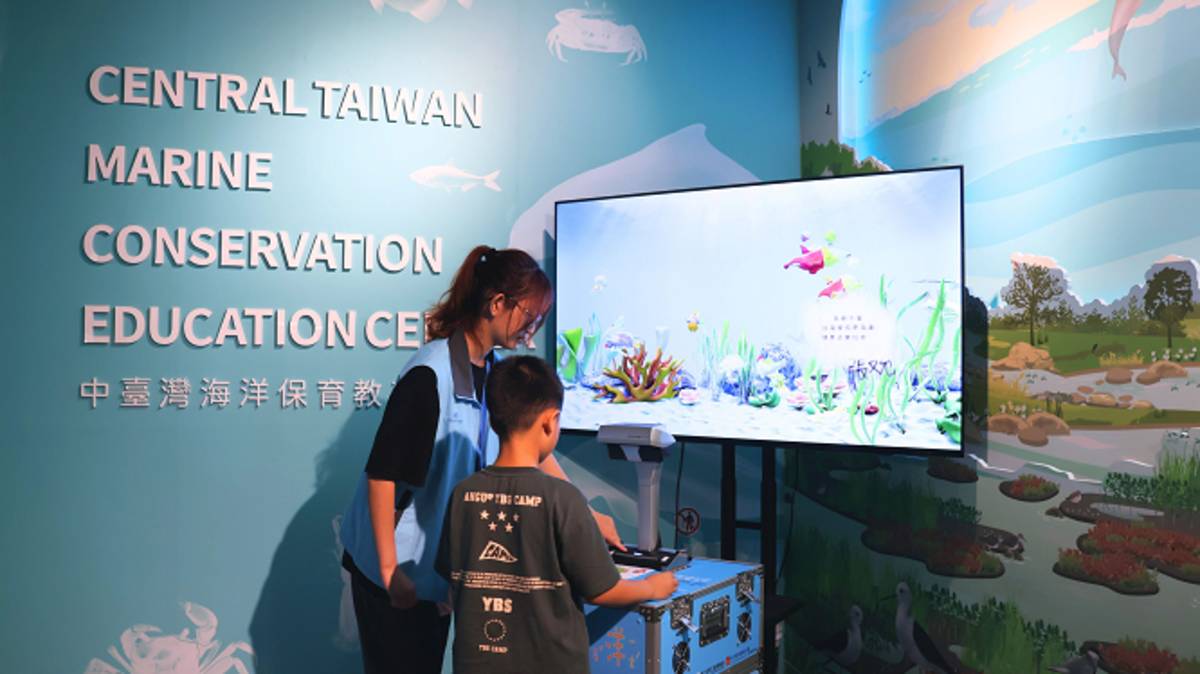 2025海洋教育嘉年華開跑，於科博館地球環境廳2樓迴廊及中臺灣海洋保育教育中心周邊展出豐富的互動教具，圖為關卡「行動愛海洋」。圖片提供／國立自然科學博物館