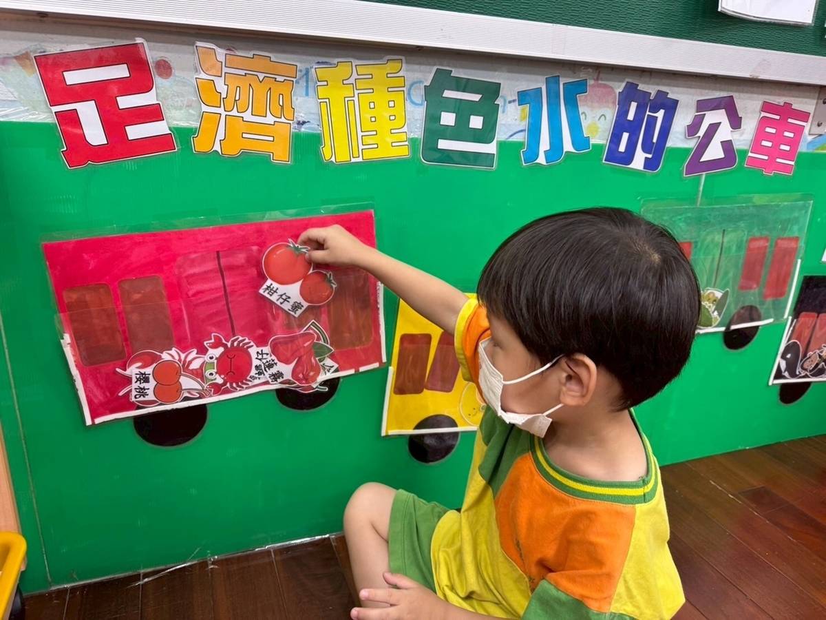 屏東縣萬巒鄉立幼兒園 多種顏色的公車 
