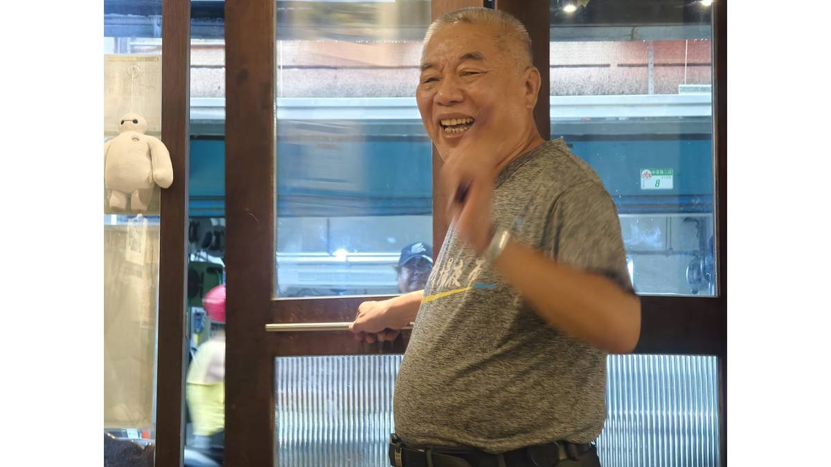 南機場夜市自治會會長林督欽，回眸親切微笑