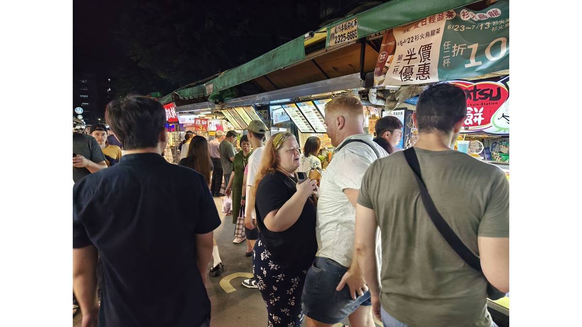台北市中正區南機場夜市，外國友人也愛逛