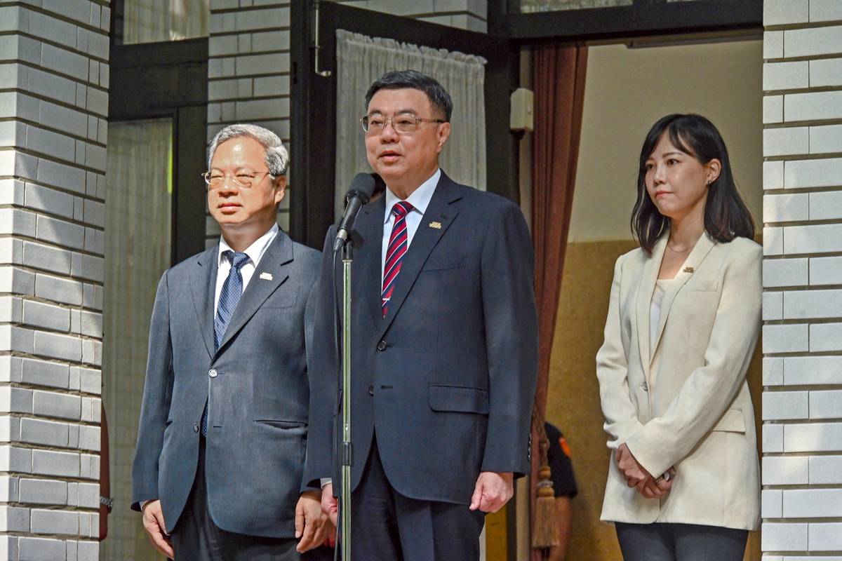 行政院院長卓榮泰(中)赴立法院進行「丹娜絲颱風及七二八豪雨災後復原重建專案報告」，會前接受媒體聯訪。(行政院提供)