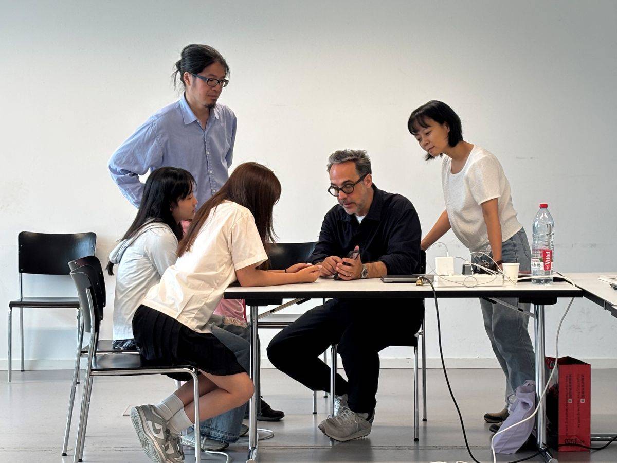蘇黎世藝術大學教授指導學生將攝影作品與攝影創作的想法如何結合表達