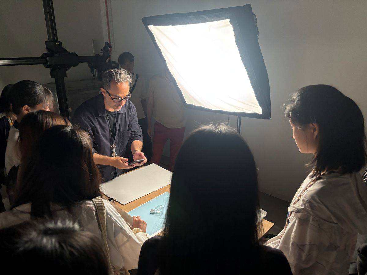 中正學子在蘇黎世藝術大學攝影棚內學習攝影燈光的調整