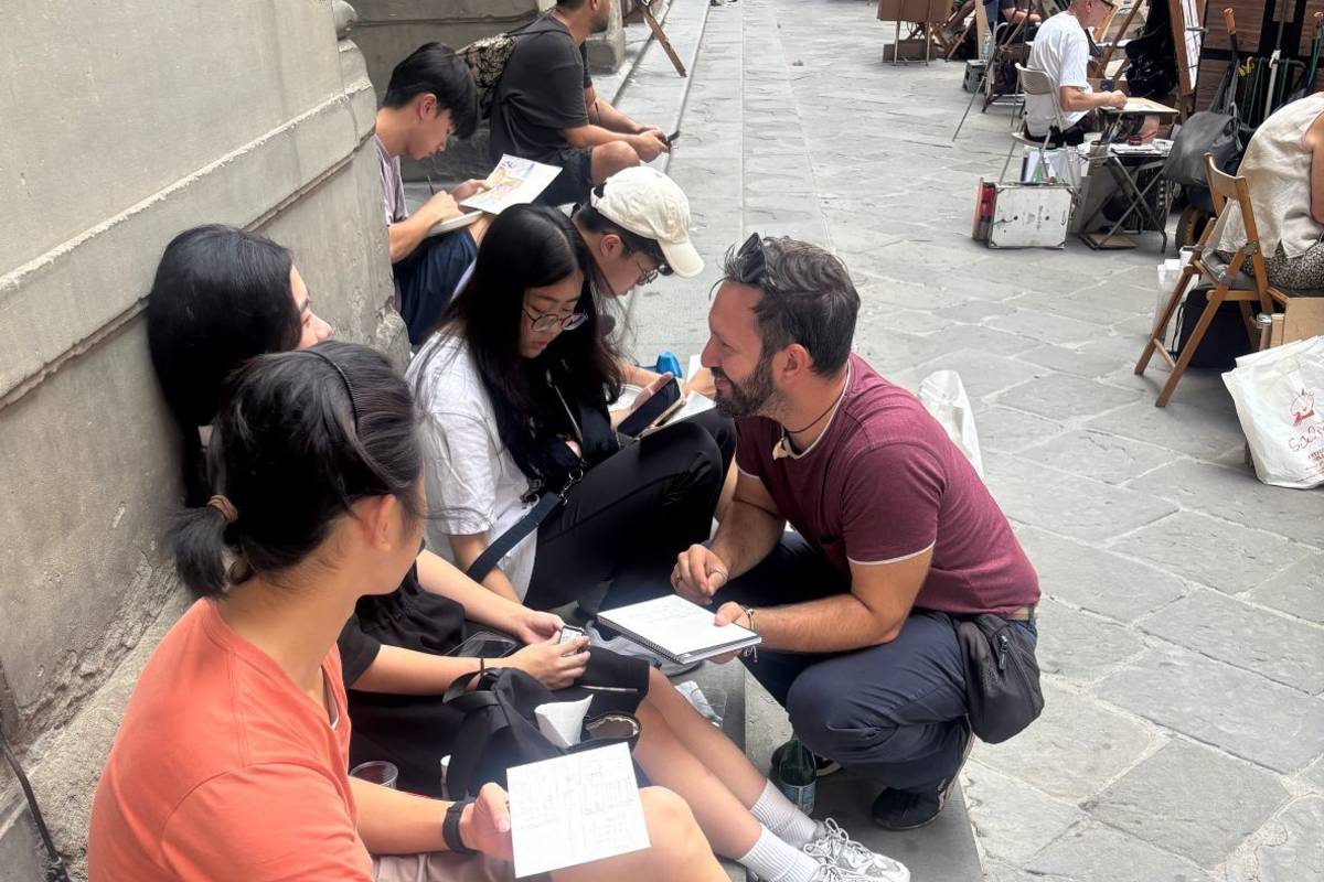 北市中正高中學子在義大利佛羅倫斯藝術大學講師帶領下，在學院美術館前寫生