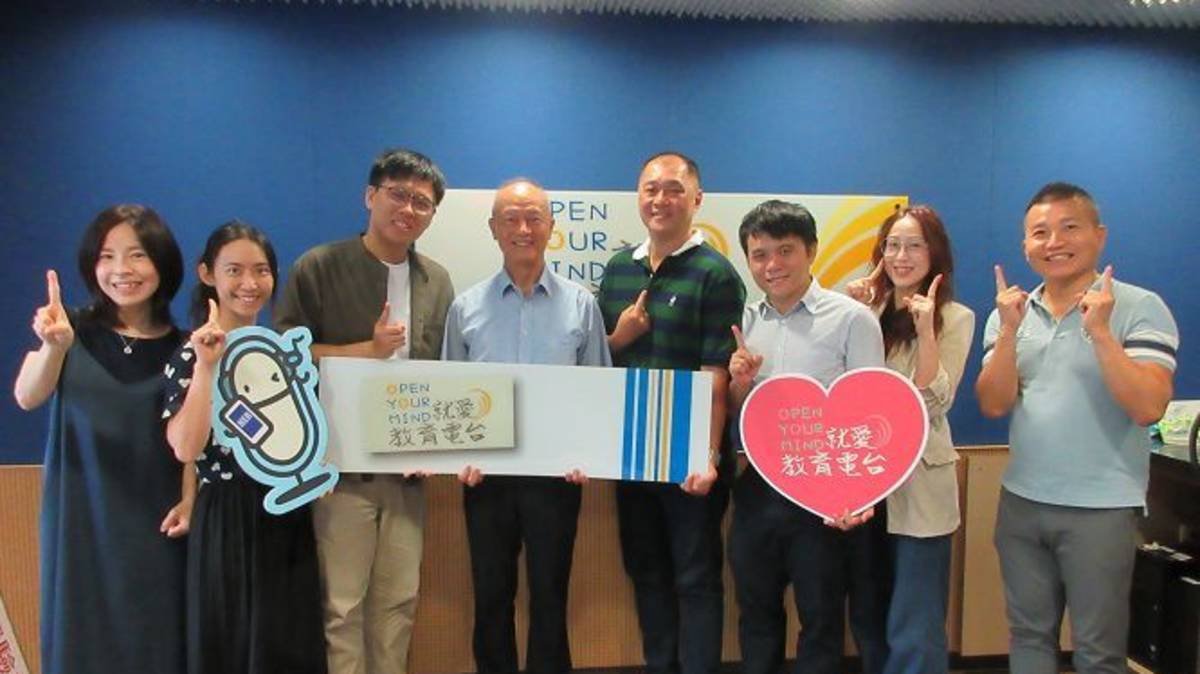 左起 節目主持人（臺中市北屯區東光國小賴珮菁教師、臺中市北屯區北屯國小呂淑媛教師）來賓（臺中市教育局高中職教育科徐尚鴻科員、修平科技大學退休校長鍾瑞國校長、慈明高中教務處丁茂栓主任、沙鹿高工實習處高宏智主任、沙鹿高工教務處教學組謝文蓁組長）教育電台常罡。


