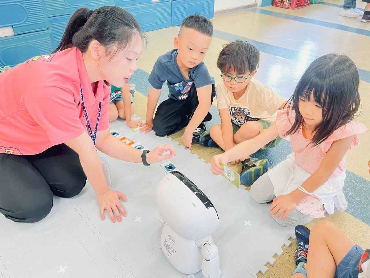 幼兒園小朋友與凱比機器人互動