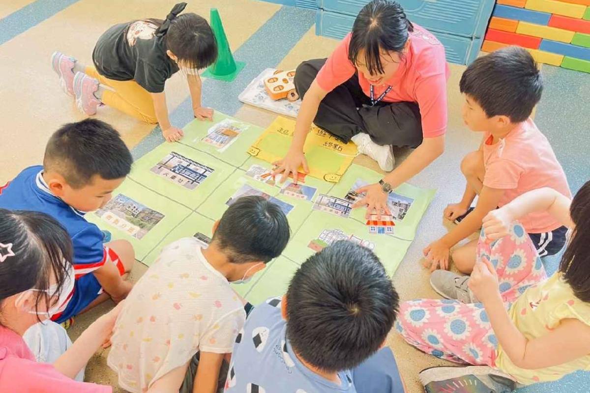 臺南大學師資生前進平鎮幼兒園，帶領幼生在玩樂探索中創造美感經驗