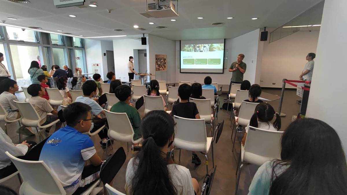 新北市南港國小資優班召集人鄭惇丞老師，透過《國家地理》精選紀錄片，帶領小朋友們認識獵豹的生態
