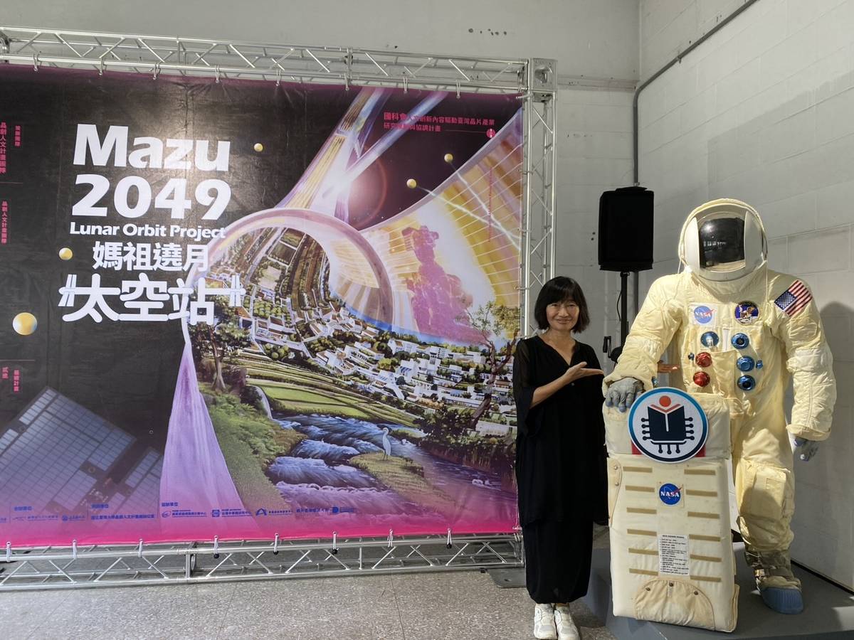 臺大創新設計學院及計畫主持人張聖琳博士表示，策展靈感源自經典科幻作品《銀翼殺手》、《駭客任務》、《攻殼機動隊》，透過藝術想像與晶片科技研究結合，建構出一座漂浮於地月軌道之間、以媽祖為核心意象的太空站。